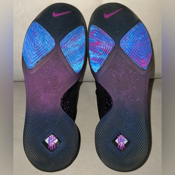 NIKE KYRIE 3 FLIP THE SWITCH, ATHLETIC SNEAKERS GREAT CONDITION IN ORIGINAL BOX.